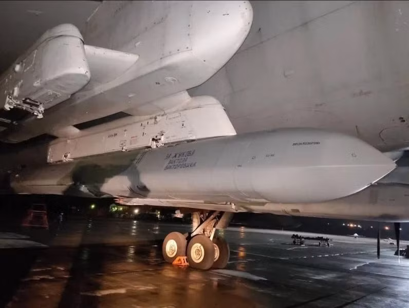 Kh-101 trên giá treo ngoài cánh máy bay mang tên lửa Tu-95MS. Ảnh Lostarmour.info Kh-101 trên giá treo ngoài cánh máy bay mang tên lửa Tu-95MS. Ảnh Lostarmour.info