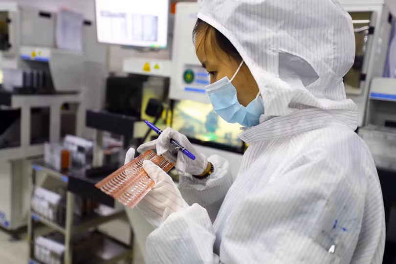 Một công nhân ghi lại quá trình sản xuất chip tại một xưởng đúc Khu công nghệ cao Liangping, Trùng Khánh. Ảnh: Costfoto/Future Publishing/Getty Images