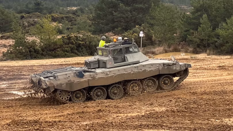 Huấn luyện lính lái xe Ukraine trên Xe tăng huấn luyện lái xe Challenger 2 (DTT). Tháng 2/2023 tại Vương quốc Anh. Ảnh: Bộ Quốc phòng Anh. Huấn luyện lính lái xe Ukraine trên Xe tăng huấn luyện lái xe Challenger 2 (DTT). Tháng 2/2023 tại Vương quốc Anh. Ảnh: Bộ Quốc phòng Anh.