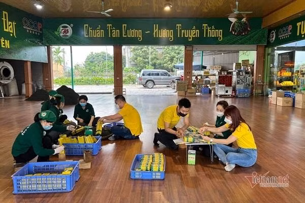 Nhân viên Bưu điện hướng dẫn cách tạo hình ảnh đẹp cho sản phẩm chè Hảo Đạt để tăng độ hấp dẫn khi quảng bá, giới thiệu trên sàn thương mại điện tử. Nhân viên Bưu điện hướng dẫn cách tạo hình ảnh đẹp cho sản phẩm chè Hảo Đạt để tăng độ hấp dẫn khi quảng bá, giới thiệu trên sàn thương mại điện tử.