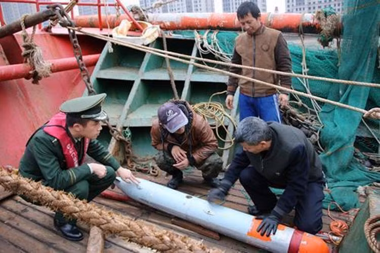 Ngư dân Trung Quốc được khuyến khích bủa lưới để "bắt" các phương tiện do thám của tàu Mỹ (Ảnh: 163.com).