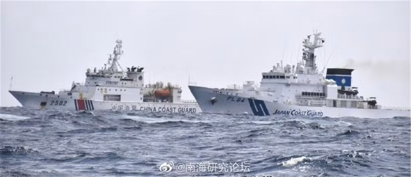 Tàu công vụ Nhật Bản xua đuổi tàu Hải cảnh Trung Quốc (Ảnh: Dwnews). Tàu công vụ Nhật Bản xua đuổi tàu Hải cảnh Trung Quốc (Ảnh: Dwnews).