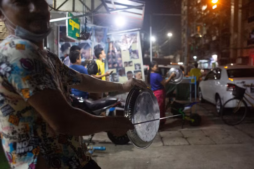 Dân chúng gõ xô chậu phản đối quân đội đảo chính (Ảnh: Reuters).