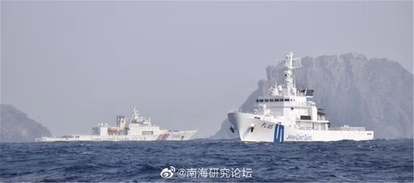 Tàu cảnh sát biển Nhật quây tàu Hải cảnh Trung Quốc ở gần quần đảo Senkaku (Ảnh: Dwnews). Tàu cảnh sát biển Nhật quây tàu Hải cảnh Trung Quốc ở gần quần đảo Senkaku (Ảnh: Dwnews).