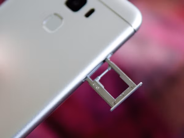 Máy cũng hỗ trợ 2 khay SIM trong đó 1 khay dùng chung với thẻ microSD.