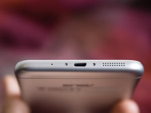 ZenFone 3 Max 5.5 cũng hỗ trợ khả năng sạc ngược cho một chiếc điện thoại khác.
