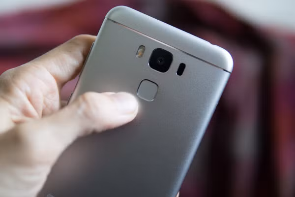 ZenFone 3 Max 5.5 cũng tích hợp bảo mật vân tay dạng một chạm ngay bên dưới cụm camera chính.