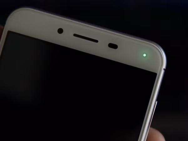 Đèn LED đa sắc chỉ báo tiến độ sạc pin, thông báo trên smartphone.