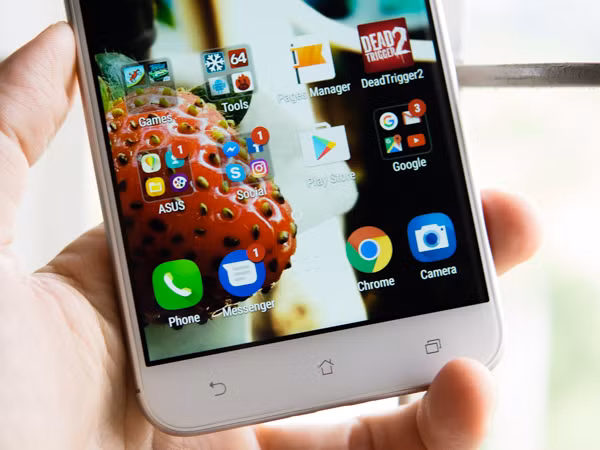 Việc dời phím điều hướng đặc trưng của Android ra khỏi giao diện màn hình cảm ứng giúp mang lại không gian làm việc và giải trí thông thoáng hơn.