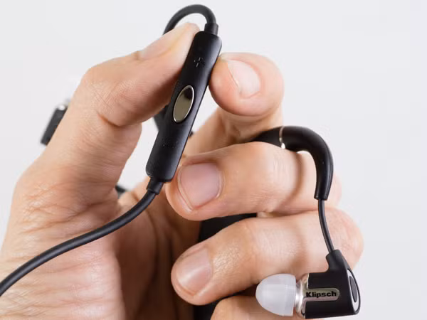 Remote đi kèm cũng tích hợp các nút chức năng cơ bản để chơi nhạc, nhận cuộc gọi đến hoặc tinh chỉnh âm lượng nguồn phát.