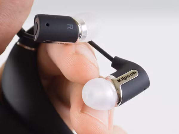 Đệm silicon cũng được thiết kế dạng oval và đặt nghiêng một góc nhỏ so với trục của buồng âm nên tạo cảm giác rất êm tai, chống ồn chủ động khá tốt.
