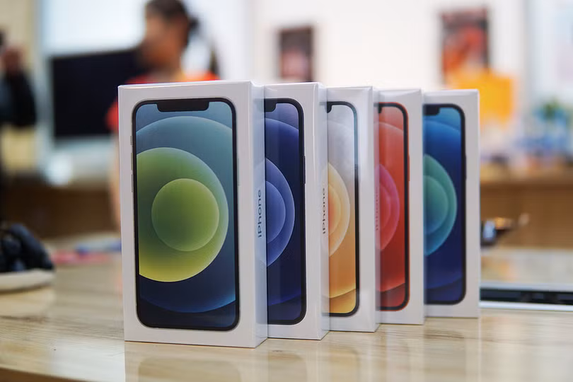 Giá iPhone 12 xách tay ngang với giá chính hãng dự kiến.