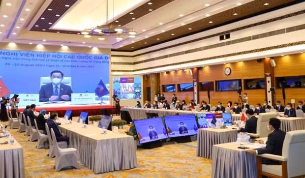 Chủ tịch Quốc hội Vương Đình Huệ với các thành viên Đoàn đại biểu cấp cao Quốc hội Việt Nam dự họp Phiên toàn thể thứ hai Đại hội đồngLiên nghị viện ASEAN (AIPA) lần thứ 42. (Ảnh: Nguyễn Điệp/TTXVN) Chủ tịch Quốc hội Vương Đình Huệ với các thành viên Đoàn đại biểu cấp cao Quốc hội Việt Nam dự họp Phiên toàn thể thứ hai Đại hội đồngLiên nghị viện ASEAN (AIPA) lần thứ 42. (Ảnh: Nguyễn Điệp/TTXVN)