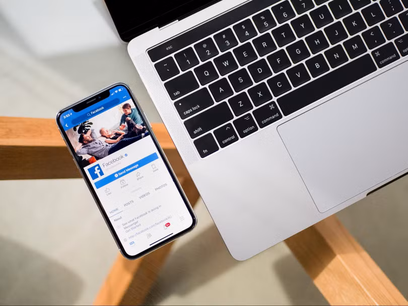 Trào lưu đăng ảnh 10 năm bị nghi ngờ là chiêu trò đánh cắp thông tin người dùng của Facebook. Ảnh: Oberlo.