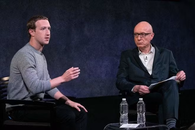 Facebook sau cùng cũng phải nhượng bộ, ngồi vào bàn đàm phán với các hãng tin ở Úc. (trong ảnh: CEO Mark Zuckerberg của Facebook và CEO Robert Thomson của News Corp.)