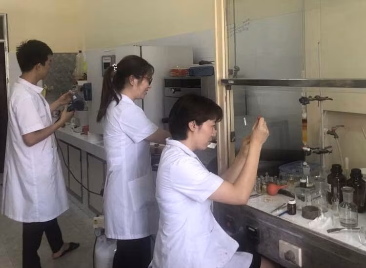 Nhóm nghiên cứu tại Viện Hóa học. Ảnh: VAST.
