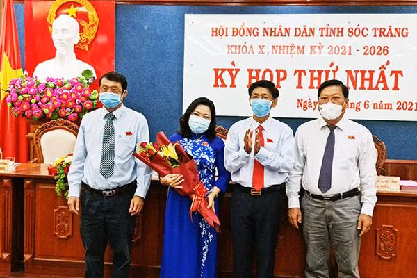 Bí thư Tỉnh ủy Sóc Trăng Lâm Văn Mẫn tặng hoa chúc mừng bà Hồ Thị Cẩm Đào