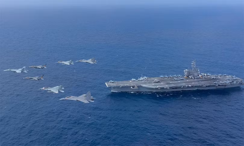 Nhóm tiêm kích F/A-18E/F của Mỹ cùng tiêm kích Su-30MKI và cường kích Jaguar của không quân Ấn Độ ngày 23/6. Ảnh: US Navy. Nhóm tiêm kích F/A-18E/F của Mỹ cùng tiêm kích Su-30MKI và cường kích Jaguar của không quân Ấn Độ ngày 23/6. Ảnh: US Navy.