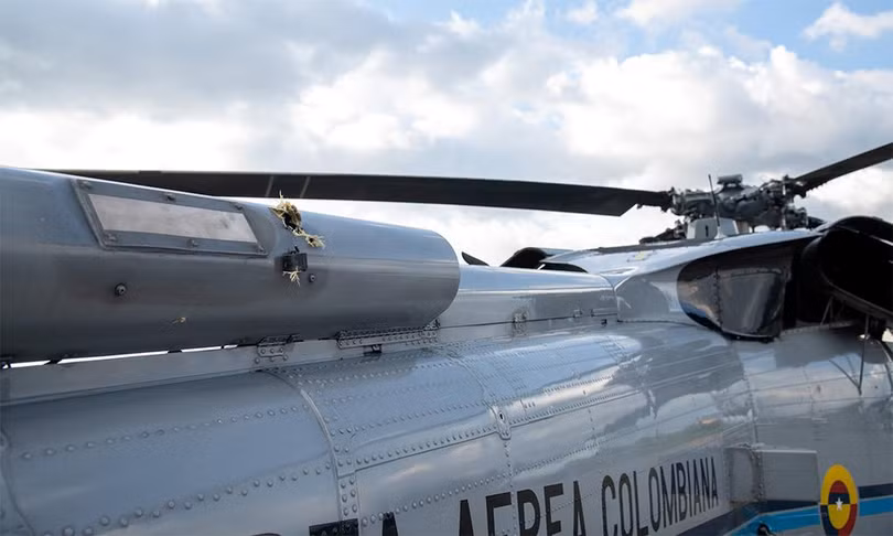 Vết đạn trên trực thăng chở Tổng thống Colombia Ivan Duque sau vụ tấn công ngày 25/6. Ảnh: Reuters. Vết đạn trên trực thăng chở Tổng thống Colombia Ivan Duque sau vụ tấn công ngày 25/6. Ảnh: Reuters.