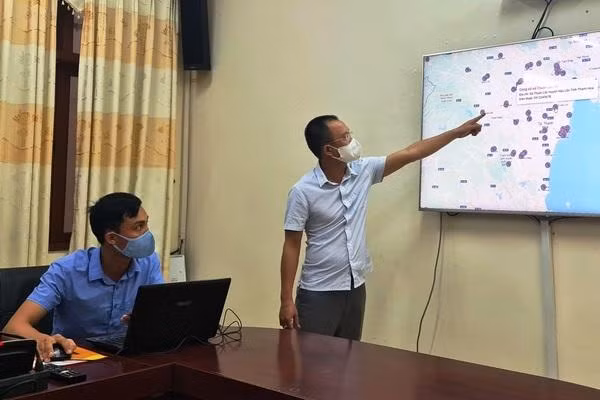 Ông Hưng đang giới thiệu hệ thống theo dõi từ ứng dụng Smart Thanh Hóa Ông Hưng đang giới thiệu hệ thống theo dõi từ ứng dụng Smart Thanh Hóa