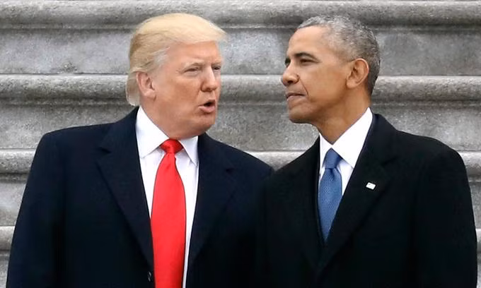 Cựu ổng thống Donald Trump (trái) và cựu tổng thống Barack Obama tại Đồi Capitol ở Washington hồi tháng 1/2017. Ảnh: AP. Cựu ổng thống Donald Trump (trái) và cựu tổng thống Barack Obama tại Đồi Capitol ở Washington hồi tháng 1/2017. Ảnh: AP.