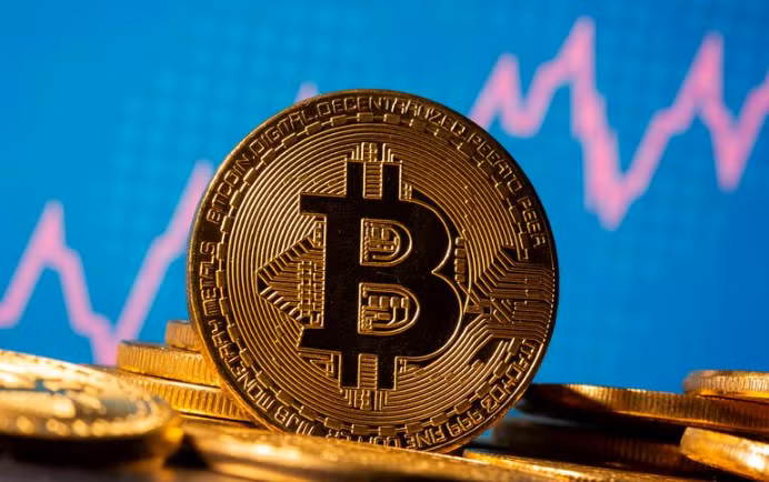 Bitcoin lần đầu tiên tăng vượt mức 30.000 USD, chỉ vài tuần sau khi phá mốc quan trọng 20.000 USD. Ảnh: Reuters