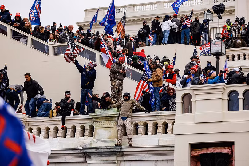 Những người ủng hộ ủng hộ Tổng thống Trump xông vào Điện Capitol của Hoa Kỳ. Những người ủng hộ ủng hộ Tổng thống Trump xông vào Điện Capitol của Hoa Kỳ.