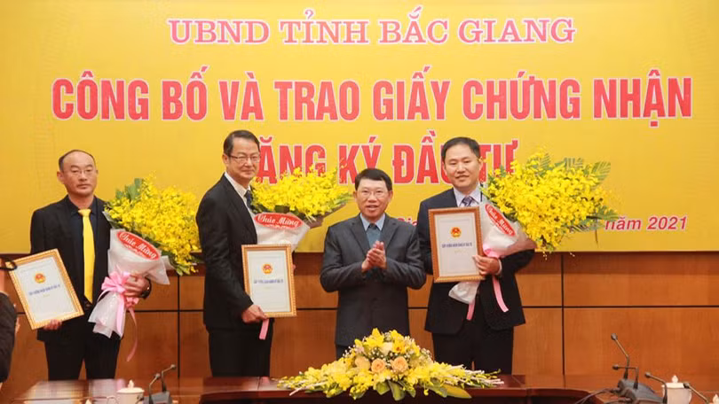 Chủ tịch UBND tỉnh Bắc Giang Lê Ánh Dương trao giấy chứng nhận đăng ký đầu tư cho các doanh nghiệp hôm 18/1. Chủ tịch UBND tỉnh Bắc Giang Lê Ánh Dương trao giấy chứng nhận đăng ký đầu tư cho các doanh nghiệp hôm 18/1.