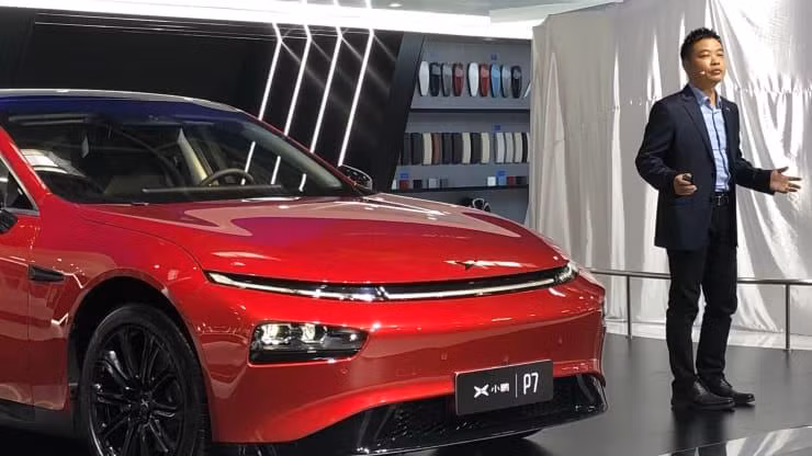 CEO Xpeng He Xiaopeng đứng cạnh chiếc sedan điện P7 của công ty trong buổi ra mắt sản phẩm vào năm 2020. Ảnh: CNBC