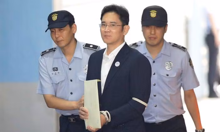 Ông Lee Jae-yong có mặt trong phiên xét xử ngày 18/1 và đã bị bắt giam ngay sau khi bản án được tuyên. Ảnh: The Guardian Ông Lee Jae-yong có mặt trong phiên xét xử ngày 18/1 và đã bị bắt giam ngay sau khi bản án được tuyên. Ảnh: The Guardian