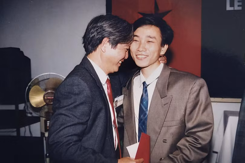tgs-ton-that-bach-trao-bang-tot-nghiep-noi-tru-cho-pgsts-doan-quoc-hung-vao-nam-1995ran-tro-nghe-y-cua-nguoi-thay-dung-dau-truong-dh-y-ha-noi-3-5589.jpg