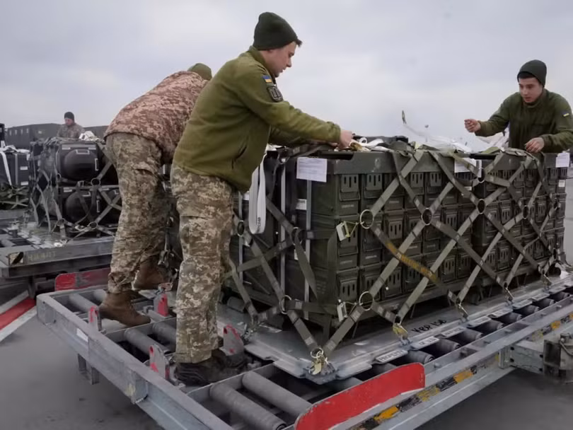 Vũ khí của Mỹ và các nước phương Tây liên tục được chở đến Ukraine (Ảnh: QQ). Vũ khí của Mỹ và các nước phương Tây liên tục được chở đến Ukraine (Ảnh: QQ).