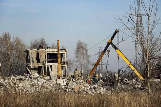 Quân đội Nga đào bới cứu hộ những binh sĩ bị vùi trong vụ quân Ukraine tập kích đêm Giao thừa (Ảnh: Sohu).