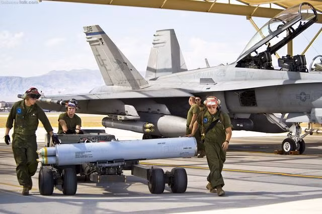 Lắp dàn tên lửa Zuni lên máy bay F-18 của Hải quân Mỹ (Ảnh: Sohu). Lắp dàn tên lửa Zuni lên máy bay F-18 của Hải quân Mỹ (Ảnh: Sohu).