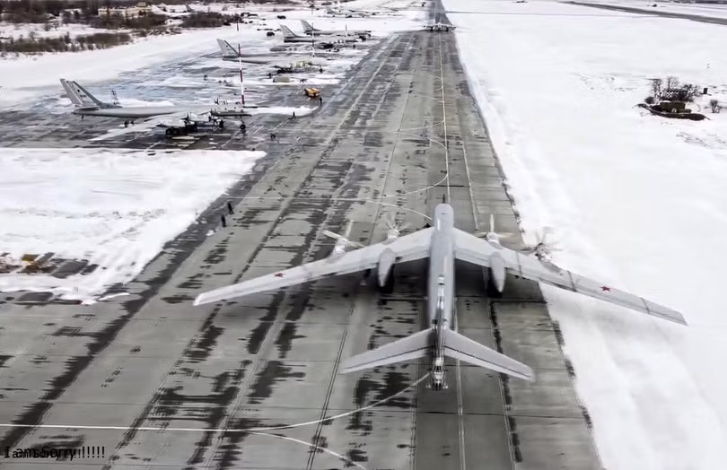Nga triển khai các máy bay ném bom chiến lược Tu-95 ở căn cứ không quân Engels gần Ukraine (Ảnh: Dwnews). Nga triển khai các máy bay ném bom chiến lược Tu-95 ở căn cứ không quân Engels gần Ukraine (Ảnh: Dwnews).