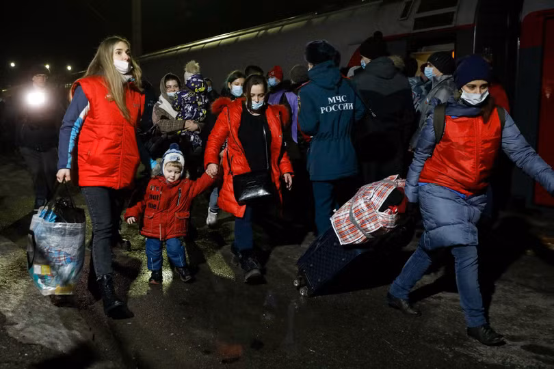 Dân chúng Donbass di tản sang Nga lánh nạn hôm 20/2 (Ảnh: AP). Dân chúng Donbass di tản sang Nga lánh nạn hôm 20/2 (Ảnh: AP).