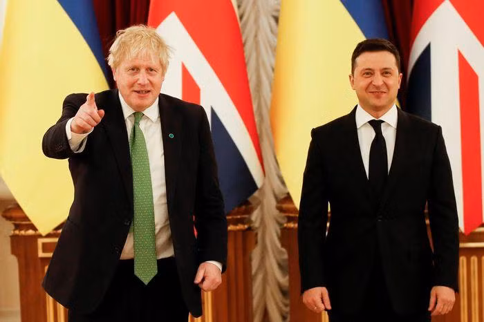 Tổng thống Ukraine Zelensky và Thủ tướng Anh Johnson đang thăm Ukraine (Ảnh: shutterstock). Tổng thống Ukraine Zelensky và Thủ tướng Anh Johnson đang thăm Ukraine (Ảnh: shutterstock).