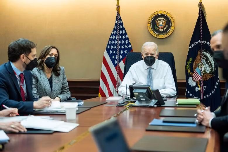 Tổng thống Mỹ Joe Biden, Phó Tổng thống Kamala Harris và các trợ lý theo dõi trực tiếp vụ đột kích từ Nhà Trắng (Ảnh: Đông Phương). Tổng thống Mỹ Joe Biden, Phó Tổng thống Kamala Harris và các trợ lý theo dõi trực tiếp vụ đột kích từ Nhà Trắng (Ảnh: Đông Phương).