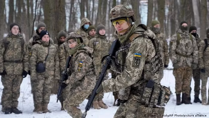 Lực lượng dự bị Ukraine luyện tập quân sự sẵn sàng chiến đấu (Ảnh: Deutsche Welle). Lực lượng dự bị Ukraine luyện tập quân sự sẵn sàng chiến đấu (Ảnh: Deutsche Welle).