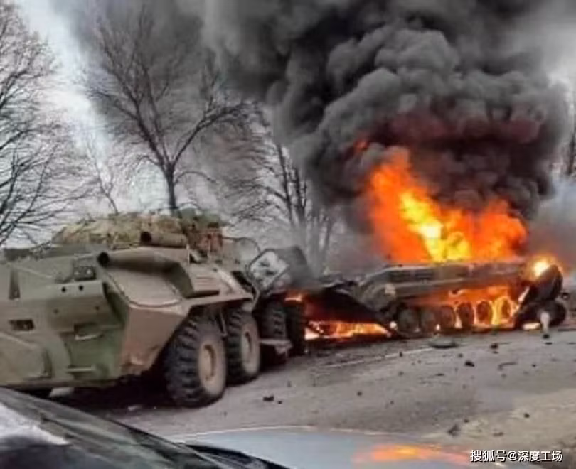 Xe tăng Nga bị trúng tên lửa của quân đội Ukraine (Ảnh: Sohu).