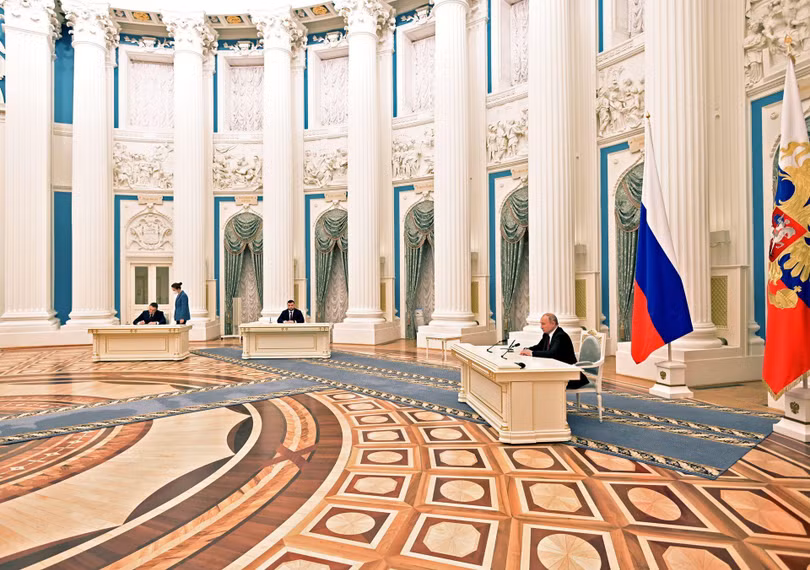 Ông Putin cùng lãnh đạo hai nước cộng hòa Luhansk và Donetsk ký hiệp ước hữu nghị hợp tác (Ảnh: AP). Ông Putin cùng lãnh đạo hai nước cộng hòa Luhansk và Donetsk ký hiệp ước hữu nghị hợp tác (Ảnh: AP).