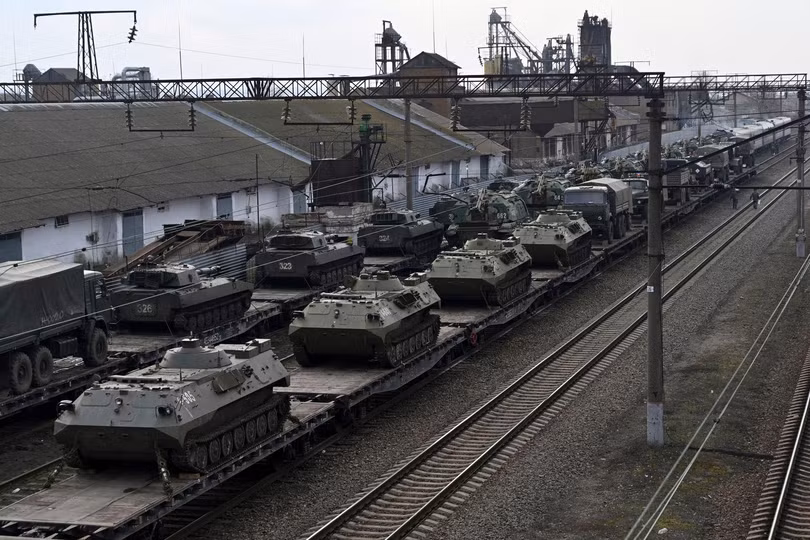 Quân đội Nga lên tàu ở gần biên giới Nga-Ukraine hôm 23/2 (Ảnh: AP). Quân đội Nga lên tàu ở gần biên giới Nga-Ukraine hôm 23/2 (Ảnh: AP).