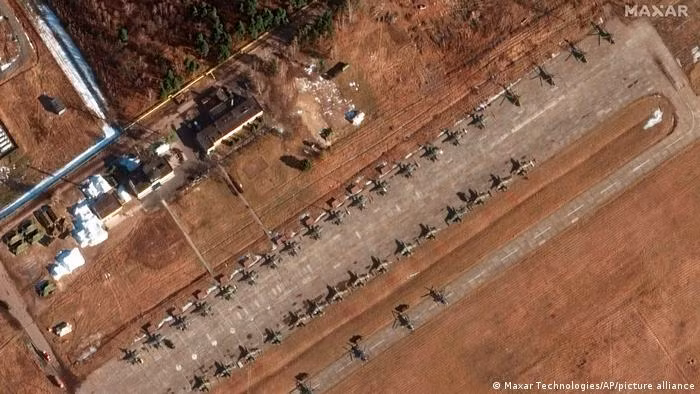 Ảnh vệ tinh do Maxar công bố cho thấy ngày 18/2, số lượng lớn máy bay cường kích Su-25, trực thăng, tên lửa phòng không S-400, trang thiết bị lục quân, UAV ... tại một sân bay quân sự của Nga cách biên giới Ukraine 50 km (Ảnh: AP).