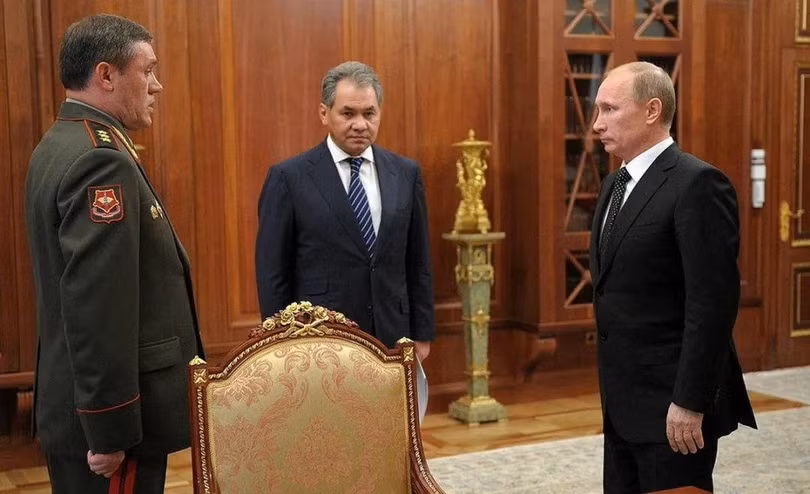 Tổng thống Nga Putin cùng Bộ trưởng Quốc phòng Shoigu và Tổng TMT Grasimov (Ảnh: RIA).
