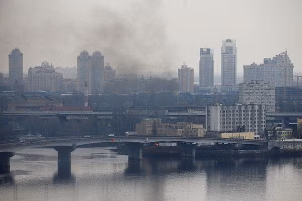 Trụ sở Bộ Quốc phòng Ukraine ở Kiev bị trúng tên lửa (Ảnh: Reuters).