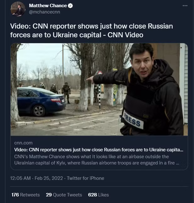 Phóng viên CNN Matthew Chance tiếp xúc với lực lượng lính dù Nga chiếm sân bay Antonov ở ngoại ô Kiev hôm 24/2 (Ảnh: CNN). Phóng viên CNN Matthew Chance tiếp xúc với lực lượng lính dù Nga chiếm sân bay Antonov ở ngoại ô Kiev hôm 24/2 (Ảnh: CNN).