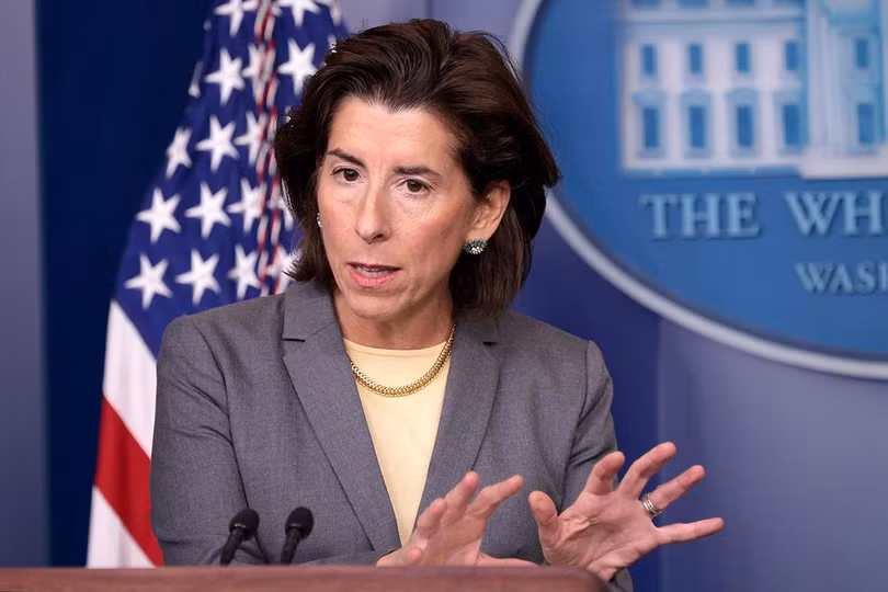 Bộ trưởng Thương mại Mỹ Gina Raimondo: “Mỗi ngày chúng ta trì hoãn, chúng ta càng tụt hậu, điều này làm gia tăng rủi ro an ninh quốc gia của chúng ta ở trong nước”. (Ảnh: Politico). Bộ trưởng Thương mại Mỹ Gina Raimondo: “Mỗi ngày chúng ta trì hoãn, chúng ta càng tụt hậu, điều này làm gia tăng rủi ro an ninh quốc gia của chúng ta ở trong nước”. (Ảnh: Politico).