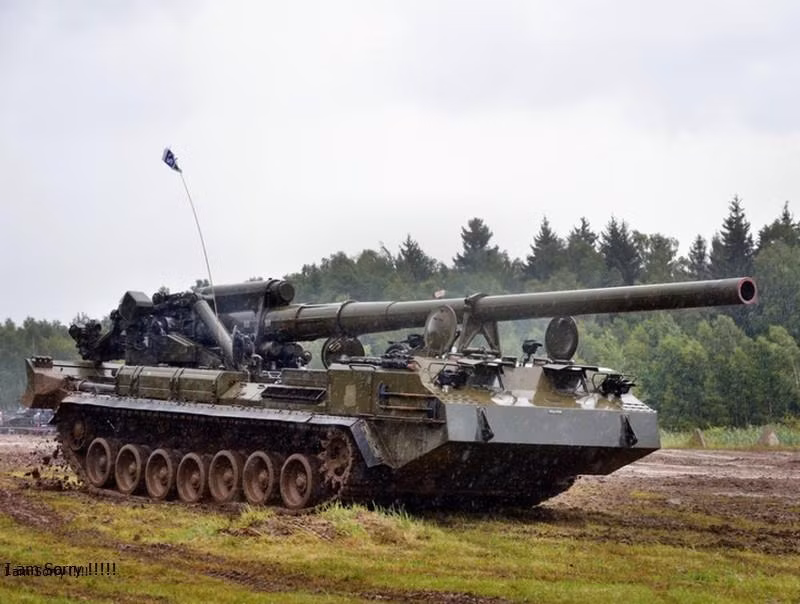 Pháo tự hành 2S7 Pion 203mm có thể bắn đạn hạt nhân với tầm bắn 47km (Ảnh: Defence),