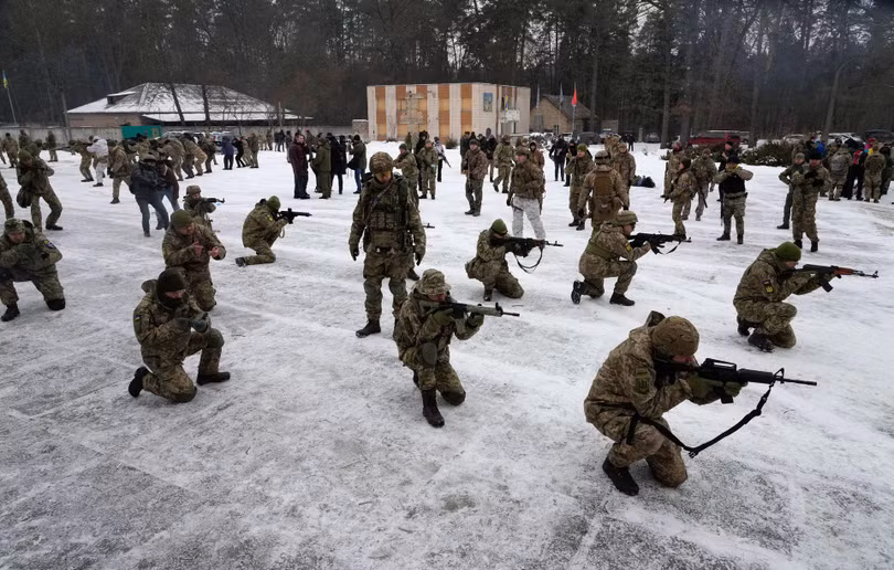Binh lính Ukraine huấn luyện quân sự (Ảnh: Reuters). Binh lính Ukraine huấn luyện quân sự (Ảnh: Reuters).