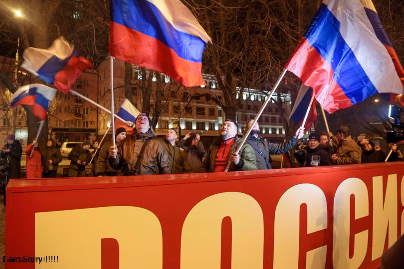 Dân chúng Donetsk xuống đường hoan nghênh Nga công nhận nền độc lập của họ (Ảnh: AP). Dân chúng Donetsk xuống đường hoan nghênh Nga công nhận nền độc lập của họ (Ảnh: AP).